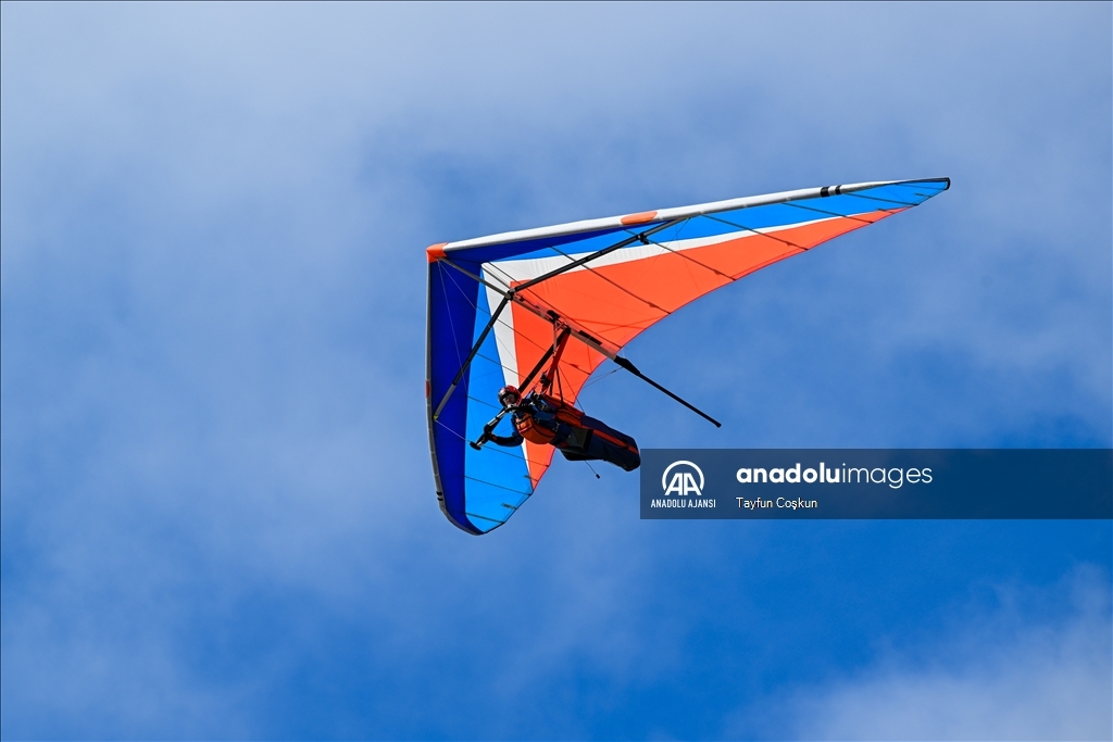 Yamaç paraşütü ve yelken kanat tutkunları San Francisco'da gökyüzüyle buluşuyor