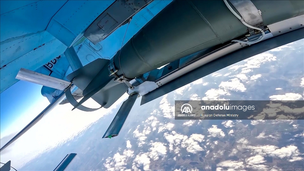 Rus Su-34'ler, FAB-500 bombalarıyla Güney Donetsk Bölgesi yönündeki Ukrayna mevzilerini vurdu