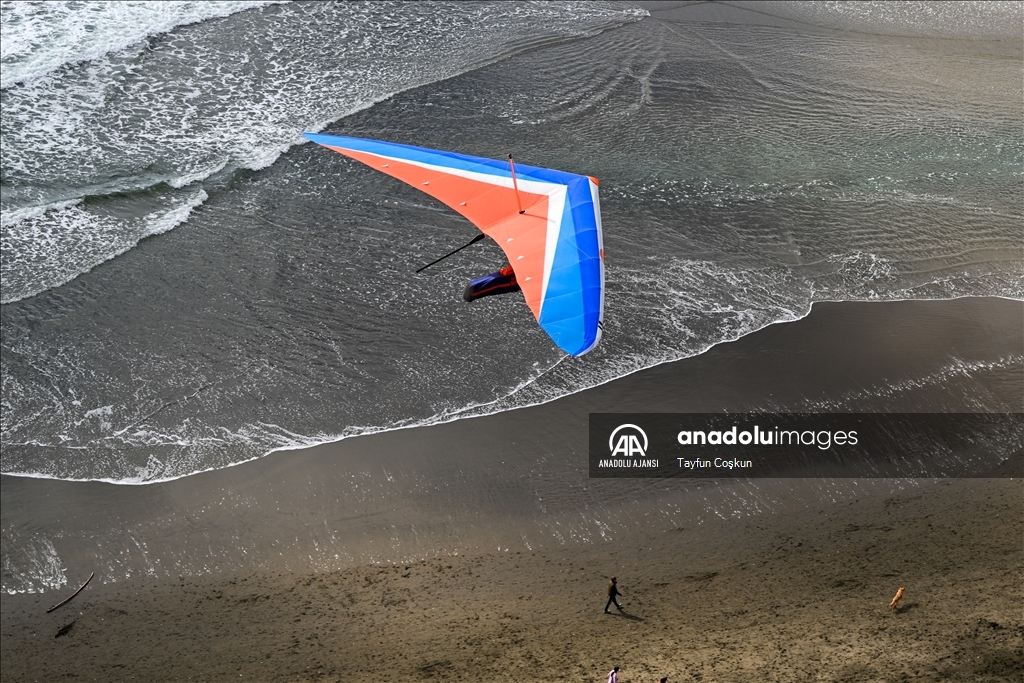 Yamaç paraşütü ve yelken kanat tutkunları San Francisco'da gökyüzüyle buluşuyor