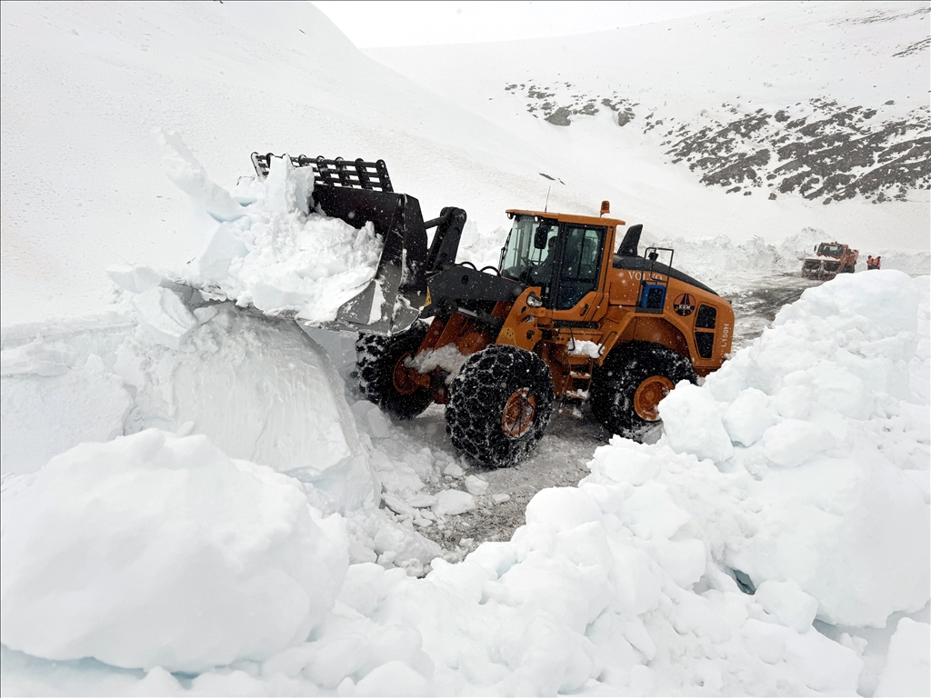 Kardan kapanan Ardahan-Ardanuç kara yolunun açılması için çalışma başlatıldı