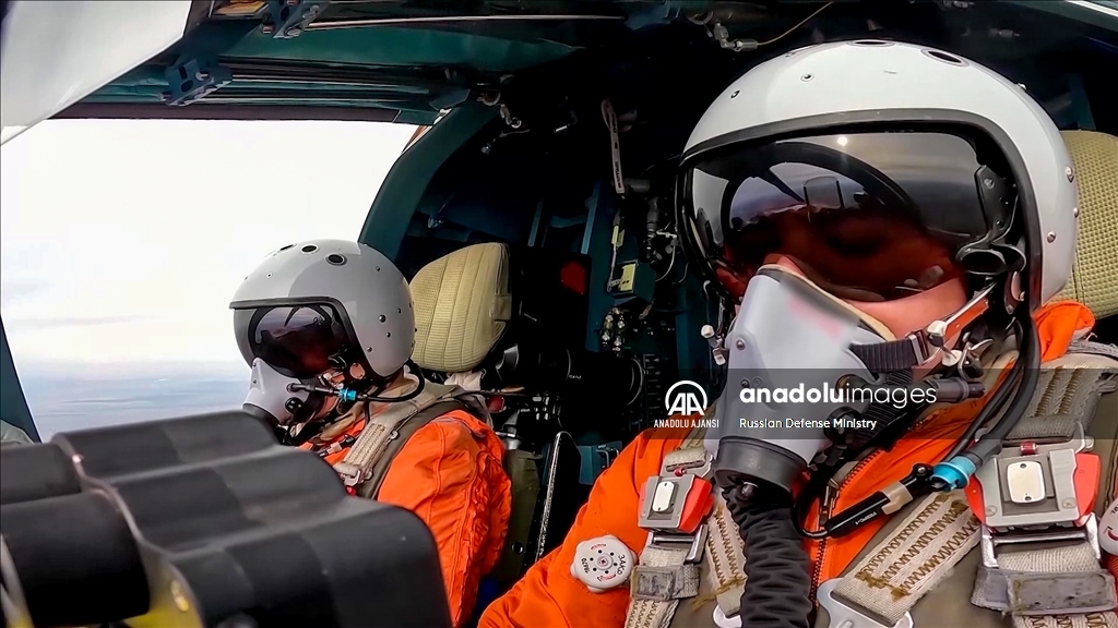 Rus Su-34'ler, FAB-500 bombalarıyla Güney Donetsk Bölgesi yönündeki Ukrayna mevzilerini vurdu