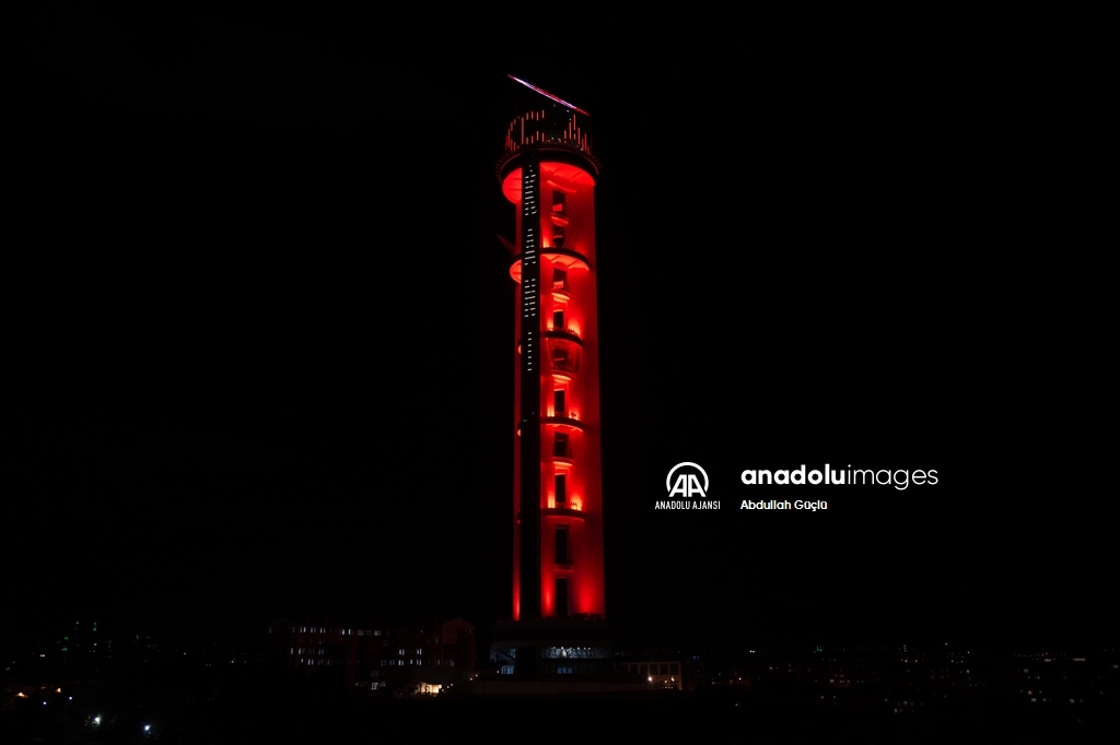 Atatürk Cumhuriyet Kulesi Türk bayrağı renklerine büründü