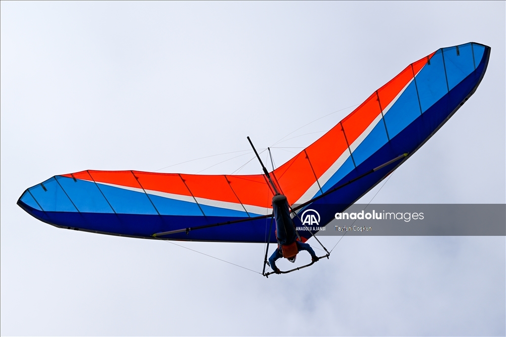 Yamaç paraşütü ve yelken kanat tutkunları San Francisco'da gökyüzüyle buluşuyor