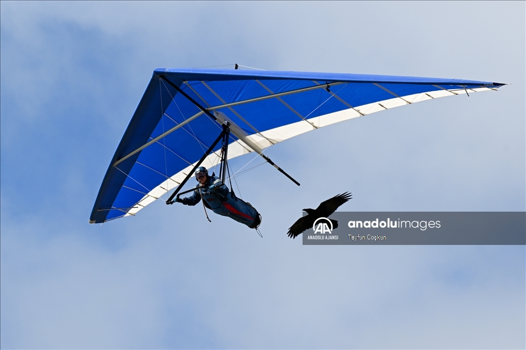 Yamaç paraşütü ve yelken kanat tutkunları San Francisco'da gökyüzüyle buluşuyor