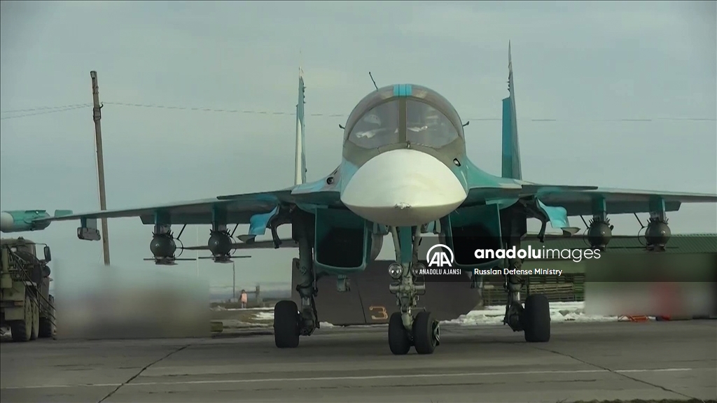 Rus Su-34'ler, FAB-500 bombalarıyla Güney Donetsk Bölgesi yönündeki Ukrayna mevzilerini vurdu
