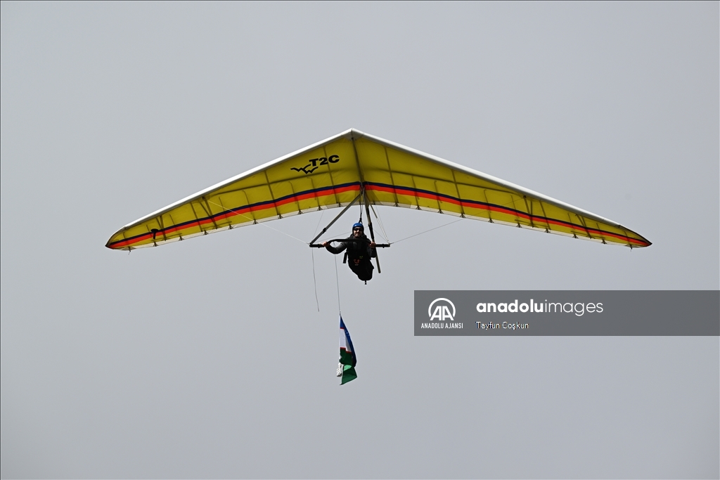 Yamaç paraşütü ve yelken kanat tutkunları San Francisco'da gökyüzüyle buluşuyor