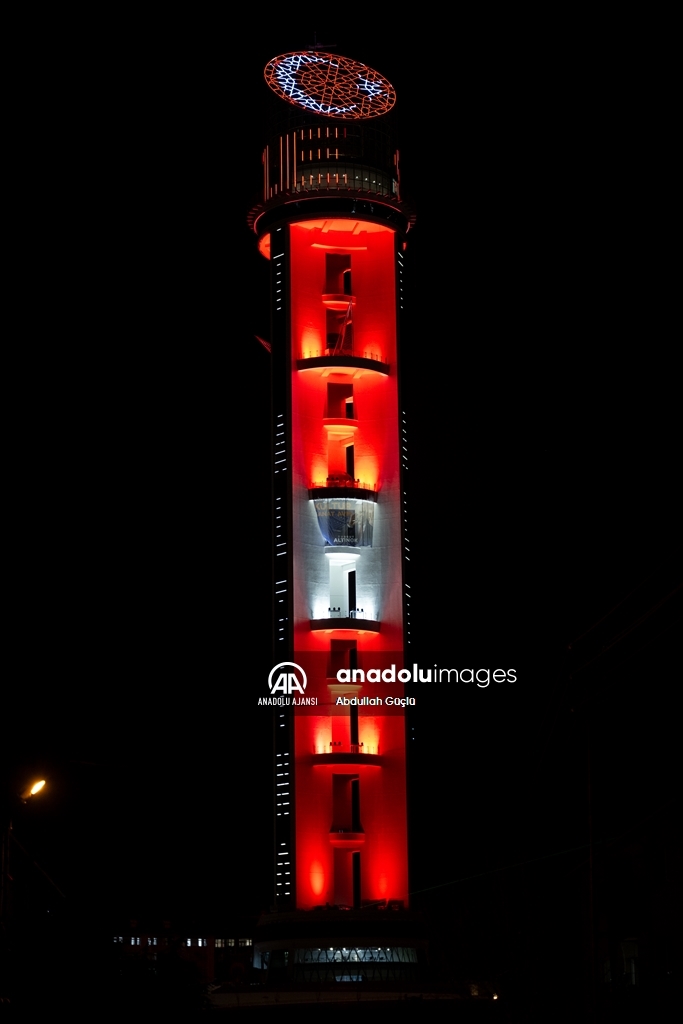 Atatürk Cumhuriyet Kulesi Türk bayrağı renklerine büründü