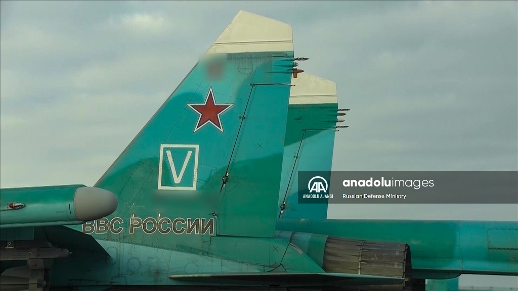 Rus Su-34'ler, FAB-500 bombalarıyla Güney Donetsk Bölgesi yönündeki Ukrayna mevzilerini vurdu