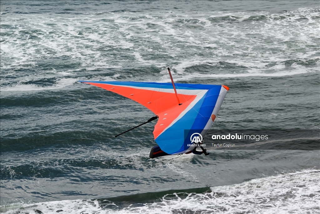 Yamaç paraşütü ve yelken kanat tutkunları San Francisco'da gökyüzüyle buluşuyor