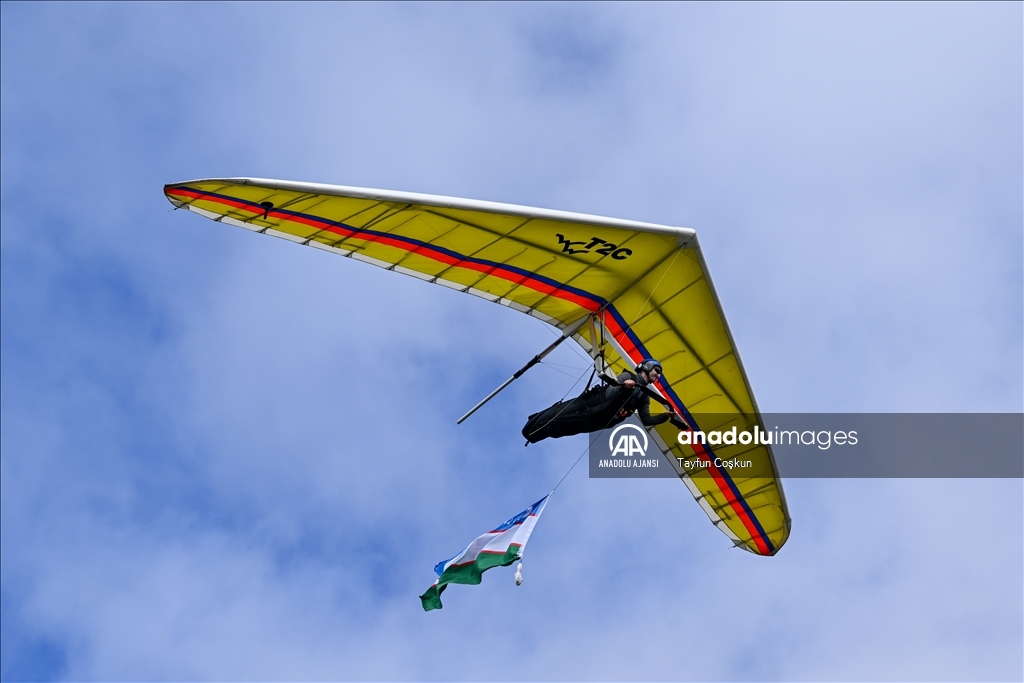 Yamaç paraşütü ve yelken kanat tutkunları San Francisco'da gökyüzüyle buluşuyor