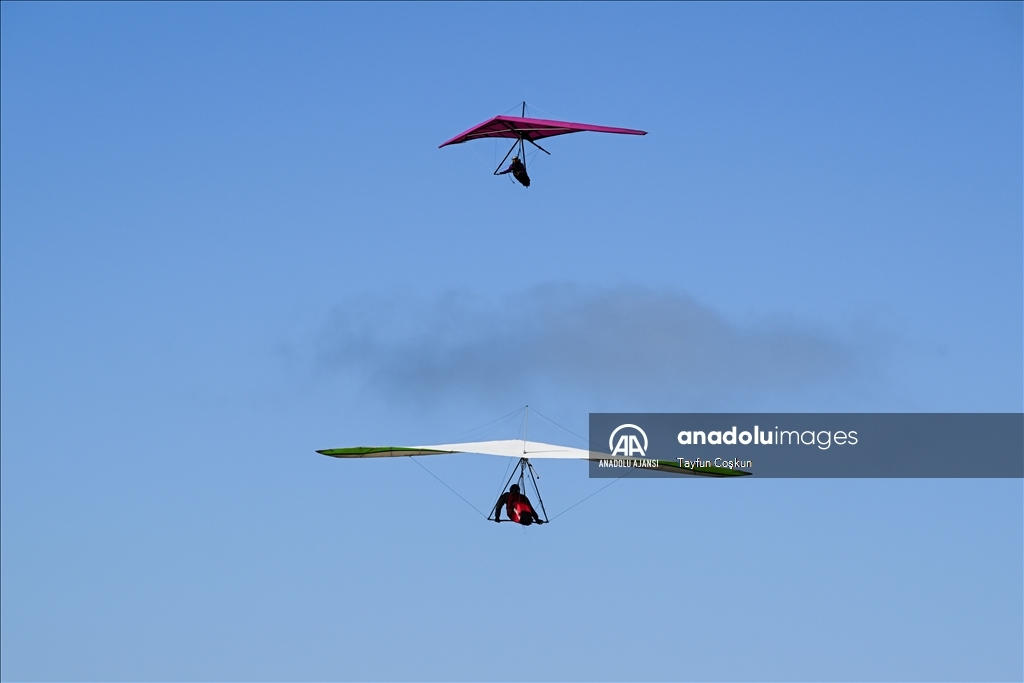 Yamaç paraşütü ve yelken kanat tutkunları San Francisco'da gökyüzüyle buluşuyor