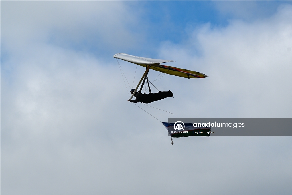 Yamaç paraşütü ve yelken kanat tutkunları San Francisco'da gökyüzüyle buluşuyor