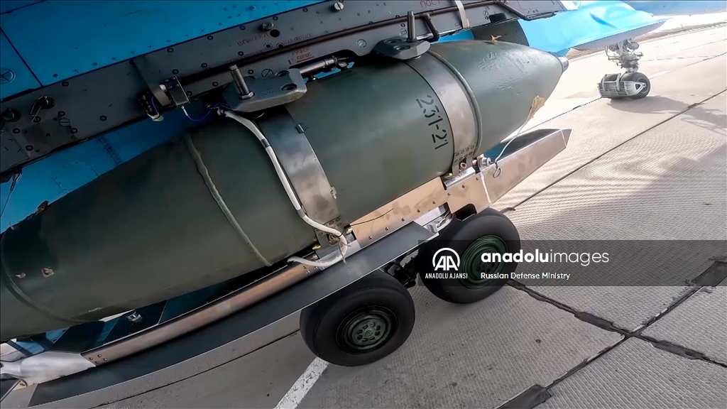 Rus Su-34'ler, FAB-500 bombalarıyla Güney Donetsk Bölgesi yönündeki Ukrayna mevzilerini vurdu