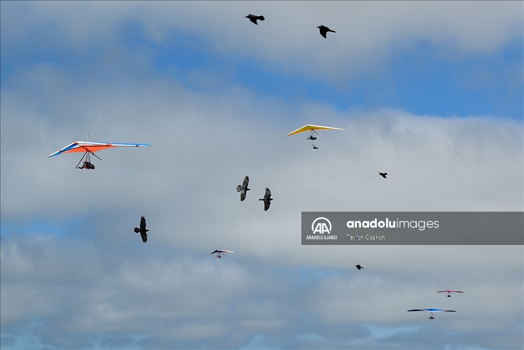 Yamaç paraşütü ve yelken kanat tutkunları San Francisco'da gökyüzüyle buluşuyor