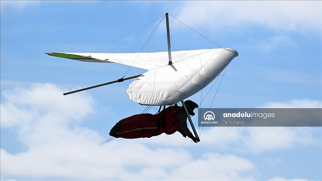 Yamaç paraşütü ve yelken kanat tutkunları San Francisco'da gökyüzüyle buluşuyor