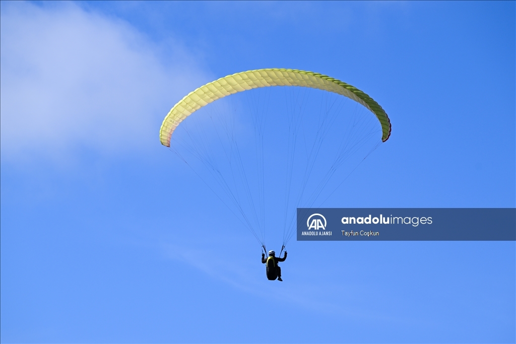 Yamaç paraşütü ve yelken kanat tutkunları San Francisco'da gökyüzüyle buluşuyor