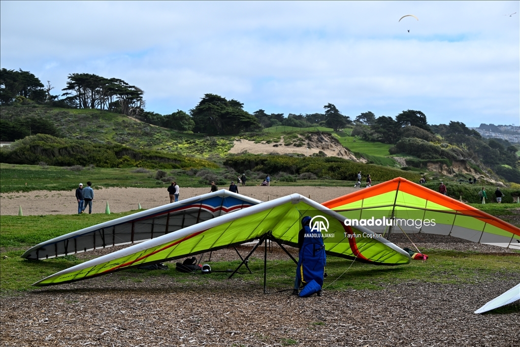 Yamaç paraşütü ve yelken kanat tutkunları San Francisco'da gökyüzüyle buluşuyor