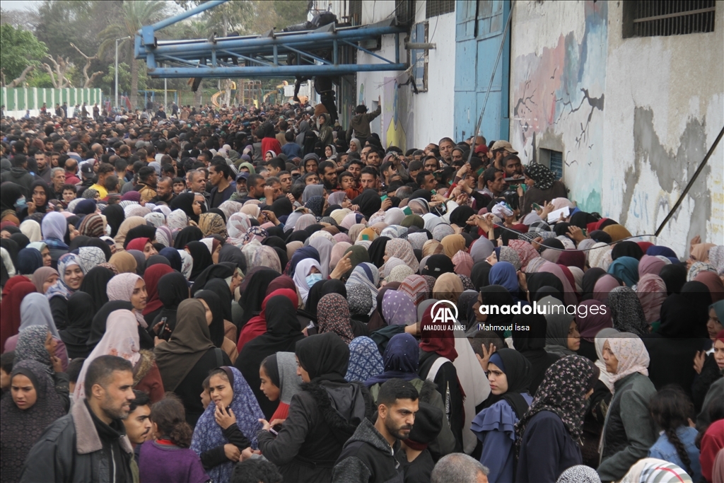 UNRWA, gıda krizinin yaşandığı Gazze'de Filistinlilere un dağıttı