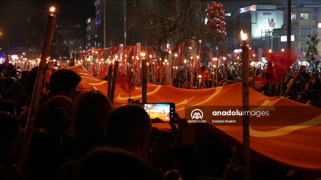 Çanakkale Deniz Zaferi'nin 109. yıl dönümünde fener alayı düzenlendi