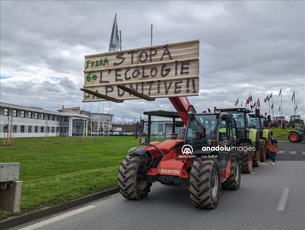 Фермеры во Франции не удовлетворены шагами правительства по решению аграрного кризиса