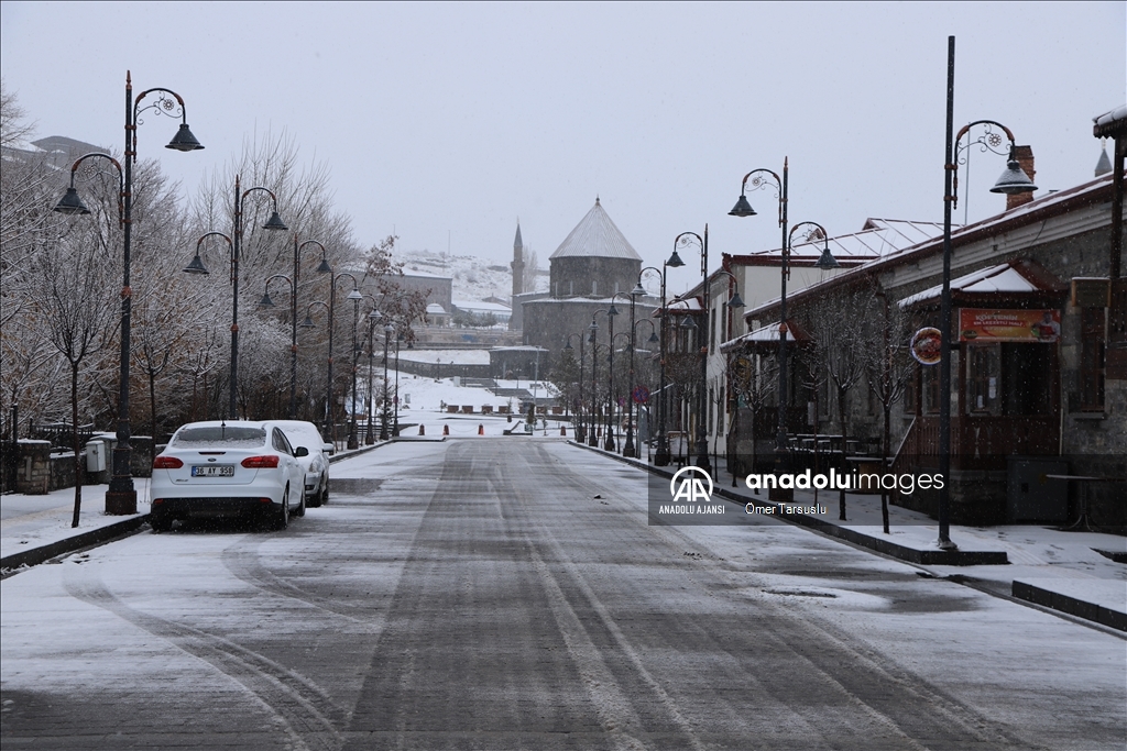 Kars'ta kar etkisini sürdürüyor