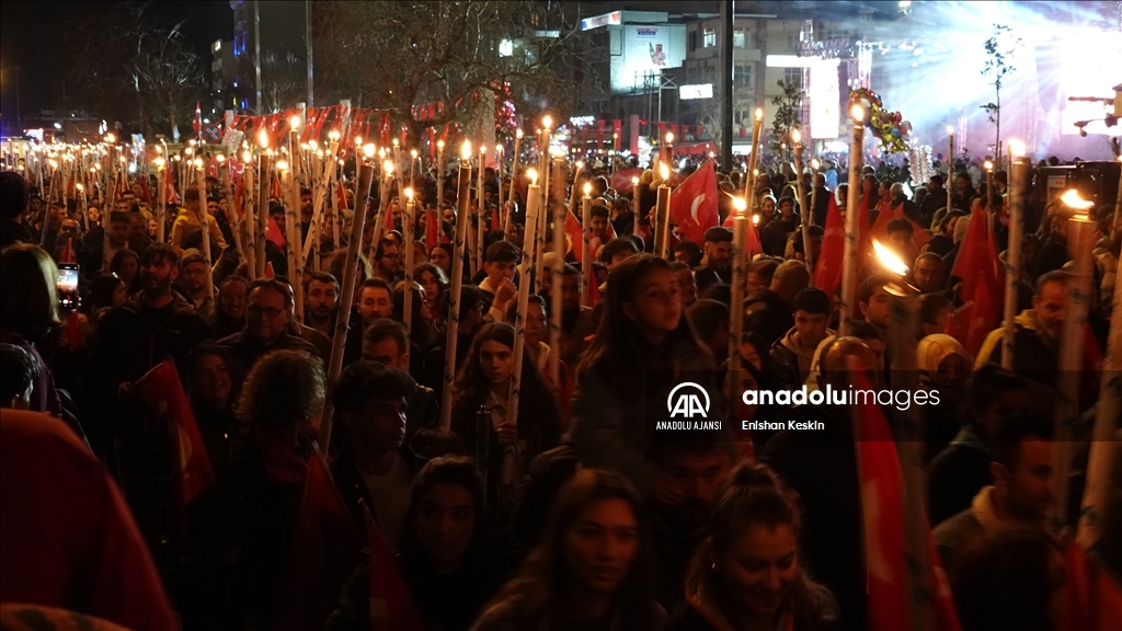 Çanakkale Deniz Zaferi'nin 109. yıl dönümünde fener alayı düzenlendi