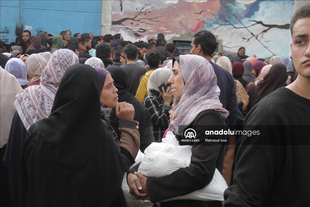 UNRWA, gıda krizinin yaşandığı Gazze'de Filistinlilere un dağıttı