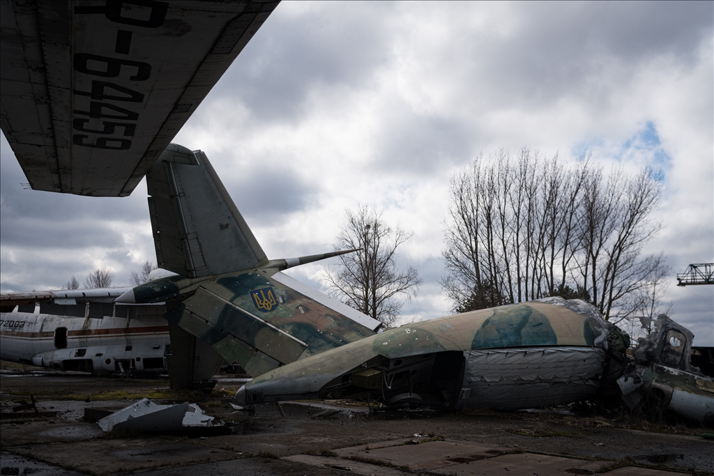 Разрушения в аэропорту Гостомель в Киеве в объективе «Анадолу»