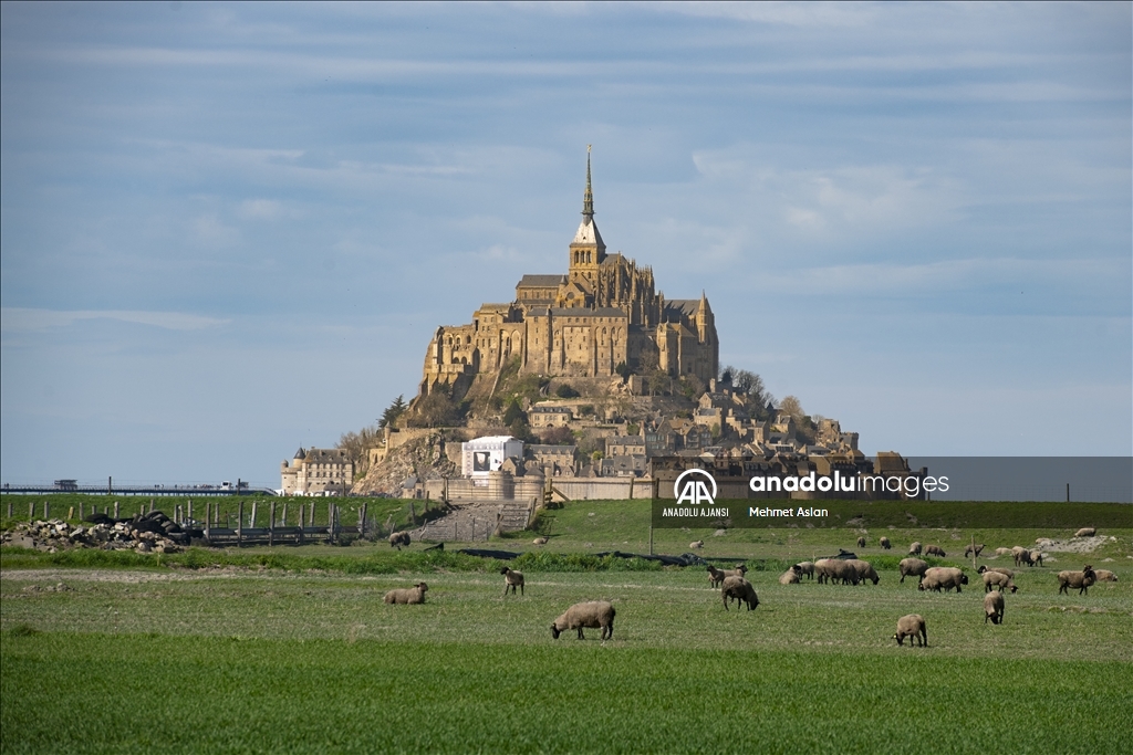 Mont Saint Michel, Orta Çağ'ı anımsatan mimarisiyle dikkati çekiyor