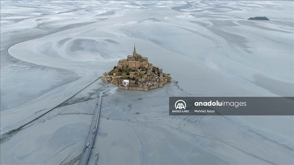 Mont Saint Michel, Orta Çağ'ı anımsatan mimarisiyle dikkati çekiyor