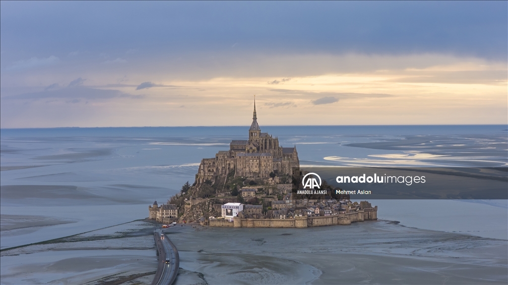 Mont Saint Michel, Orta Çağ'ı anımsatan mimarisiyle dikkati çekiyor