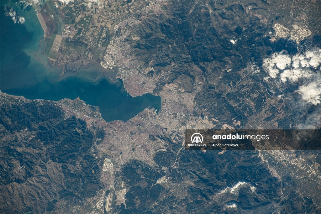 Türkiye'nin ilk astronotu Gezeravcı, uzaydan çektiği İzmir fotoğraflarını paylaştı