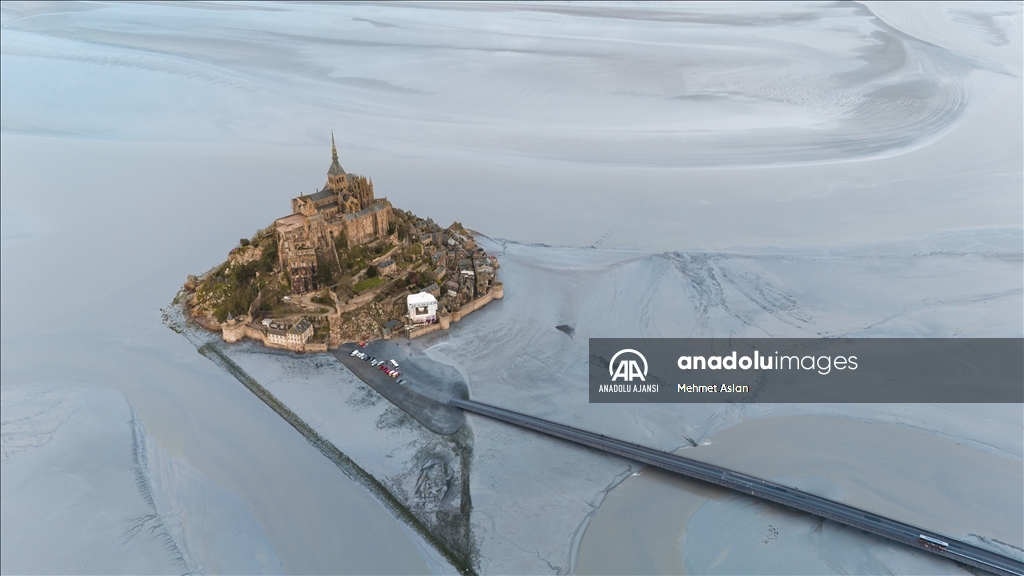 Mont Saint Michel, Orta Çağ'ı anımsatan mimarisiyle dikkati çekiyor