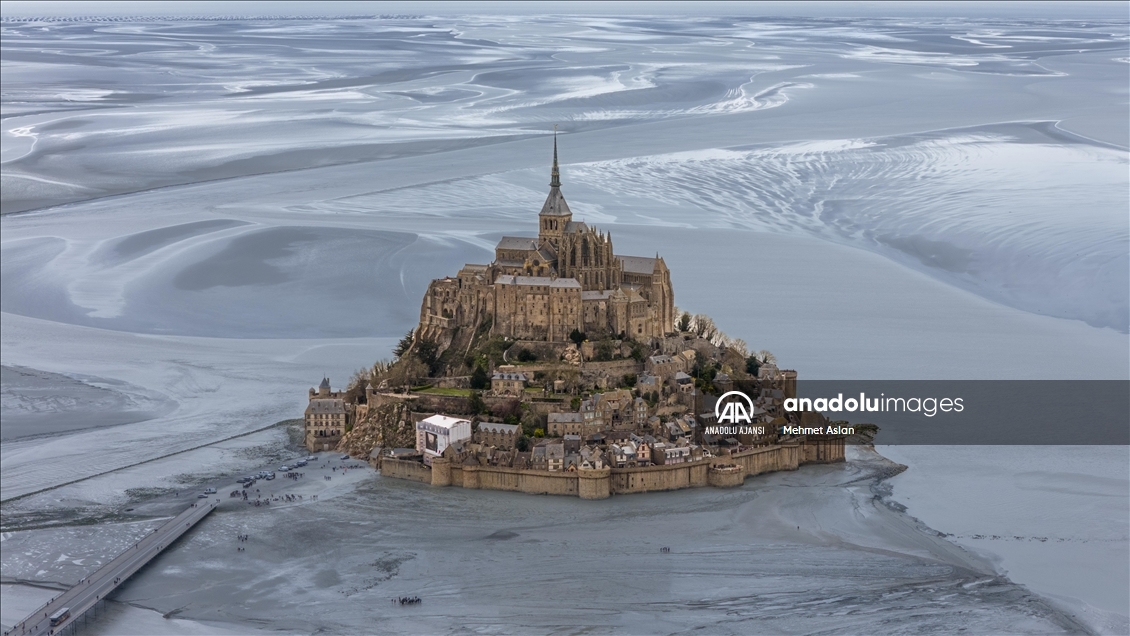 Mont Saint Michel, Orta Çağ'ı anımsatan mimarisiyle dikkati çekiyor