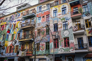 Шарена зграда во Берлин го привлекува вниманието на минувачите