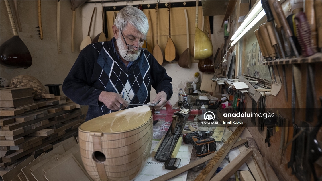 Aşık Veysel Mahallesinin saz ustaları notalara ilk günkü aşkla ''hayat'' veriyor