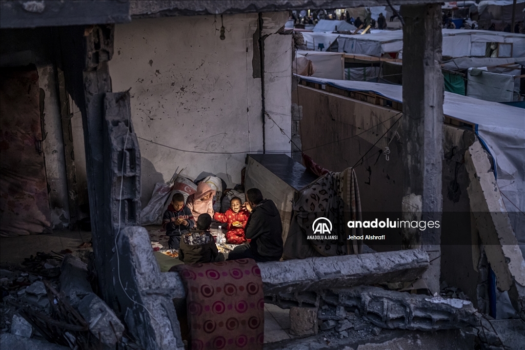 Filistinli al-Durra ailesi, oruçlarını İsrail saldırısında yıkılan evin enkazında açıyor