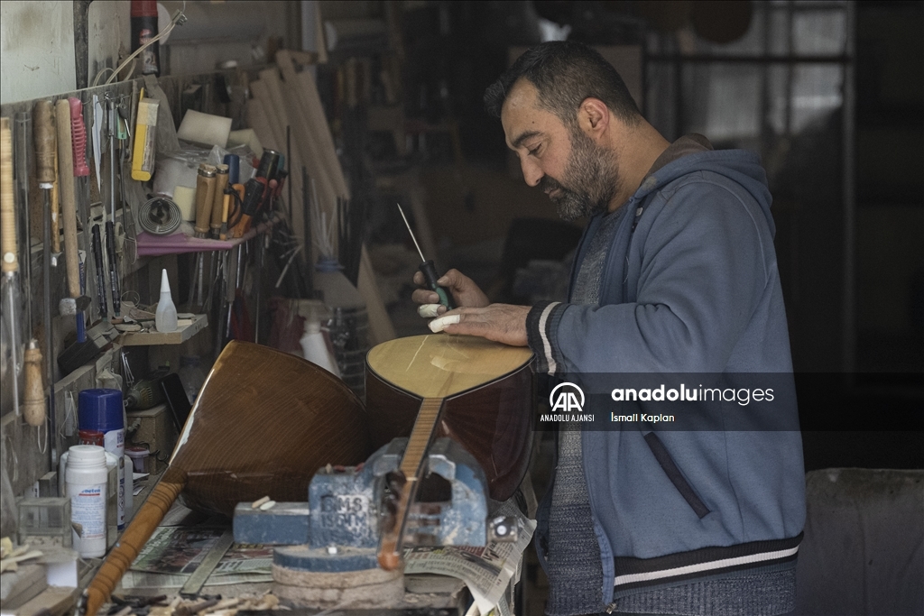 Aşık Veysel Mahallesinin saz ustaları notalara ilk günkü aşkla ''hayat'' veriyor