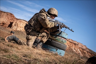 Украинските војници ја продолжуваат воената обука во Доњецк