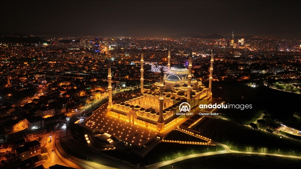 По случаю Всемирного дня воды между минаретами мечети Чамлыджа в Стамбуле вывесили огни Махья