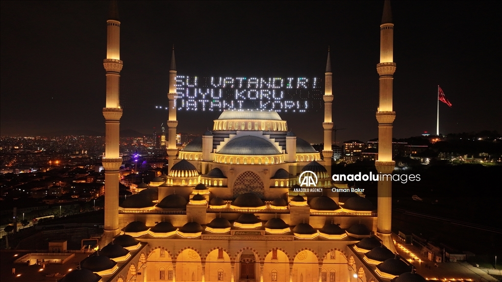 По случаю Всемирного дня воды между минаретами мечети Чамлыджа в Стамбуле вывесили огни Махья