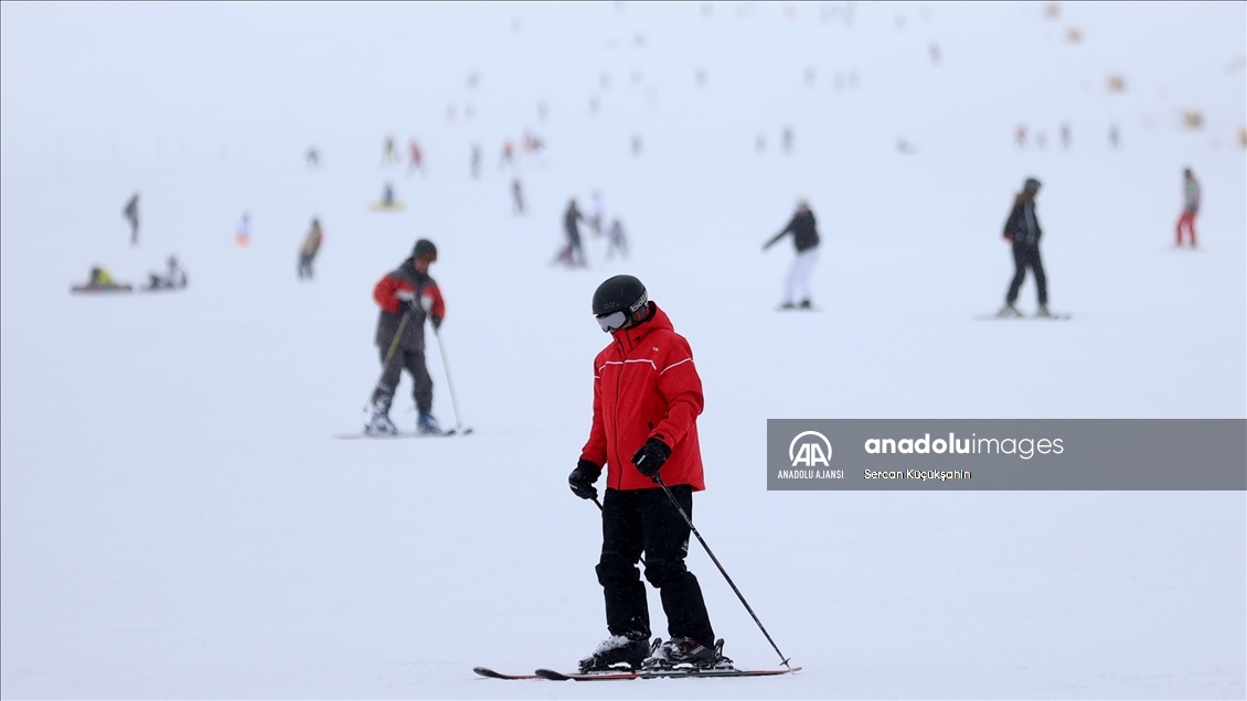 Kayakseverler Erciyes'te "taze karın" keyfini çıkarıyor