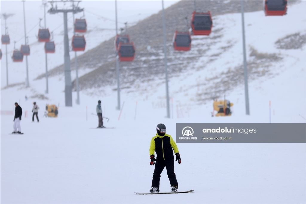 Kayakseverler Erciyes'te "taze karın" keyfini çıkarıyor
