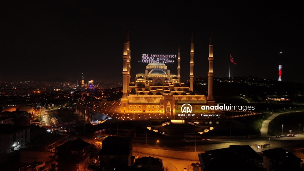 По случаю Всемирного дня воды между минаретами мечети Чамлыджа в Стамбуле вывесили огни Махья