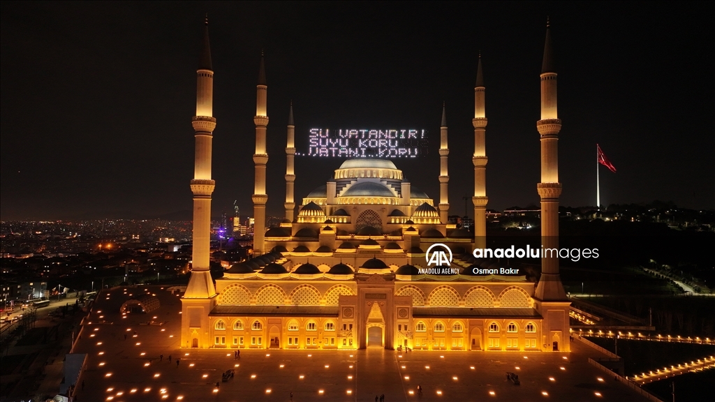 По случаю Всемирного дня воды между минаретами мечети Чамлыджа в Стамбуле вывесили огни Махья