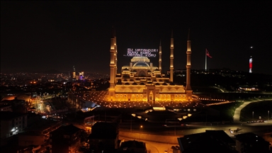 По случаю Всемирного дня воды между минаретами мечети Чамлыджа в Стамбуле вывесили огни Махья