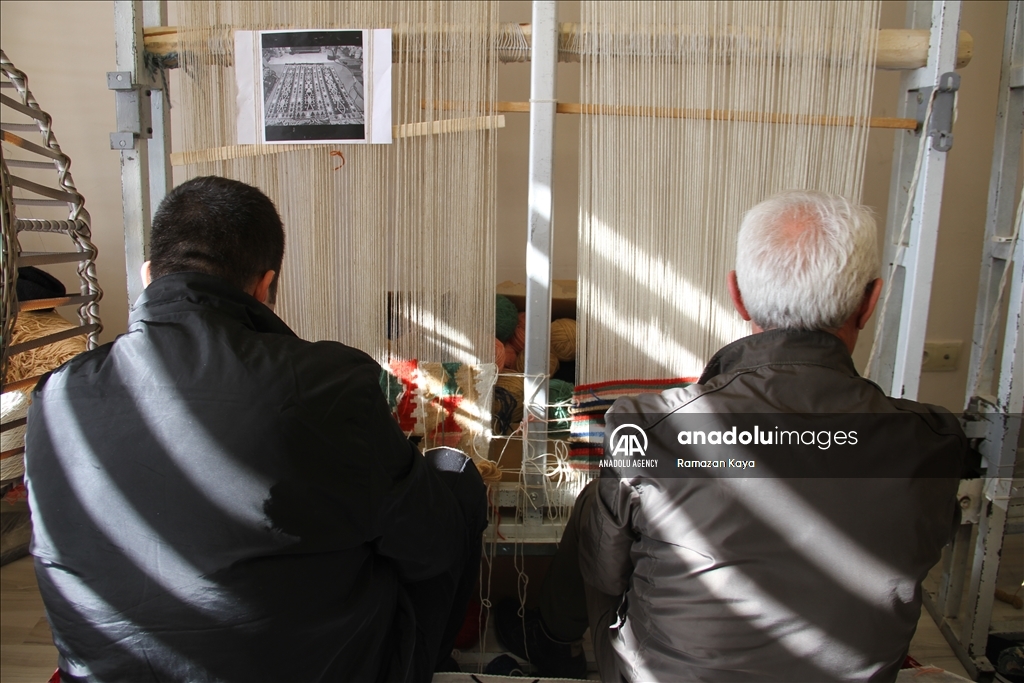 تركيا.. نزلاء سجن يتعلمون حرفة النسج السجاد يدويا