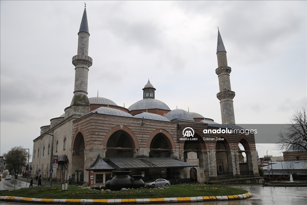 Hat yazılarıyla bir şaheser: Edirne Eski Cami