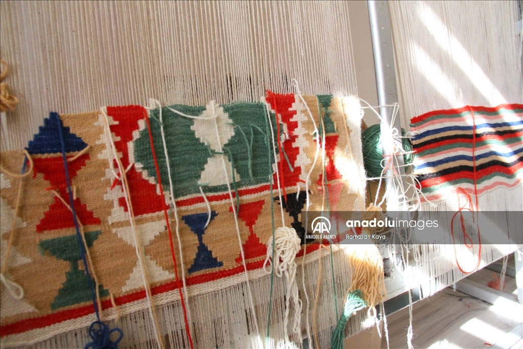 تركيا.. نزلاء سجن يتعلمون حرفة النسج السجاد يدويا