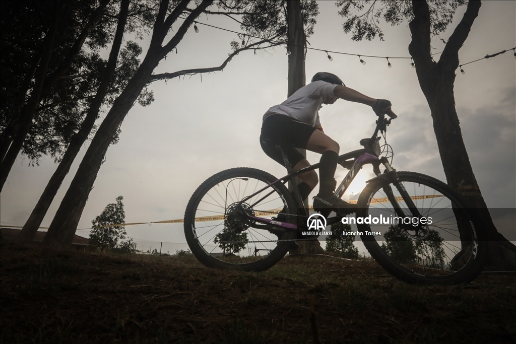 Kolombiya'da 24 saat süren MTB-Gravel bisiklet yarışı başladı